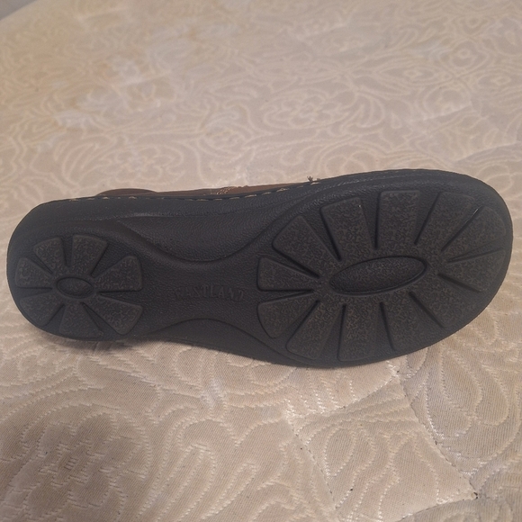 A pair of Eastland womens Hillside leather loafers in a size 7.5M. Pre-loved - Picture 6 of 11